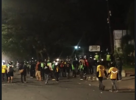 ricuh ojol vs mahasiswa